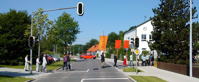 Straßensperre für die Fronleichnamsprozession