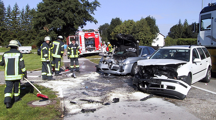 PKW-Brand nach Verkehrsunfall