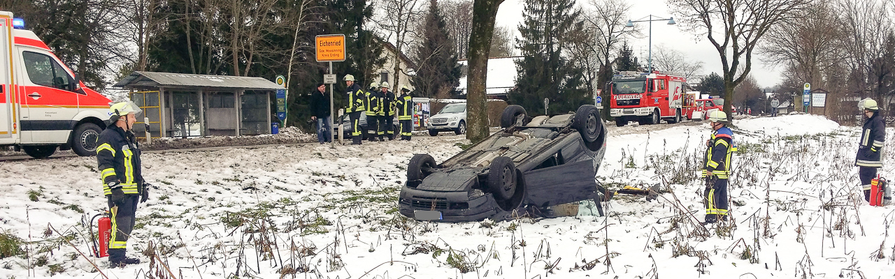 VW Golf überschlägt sich