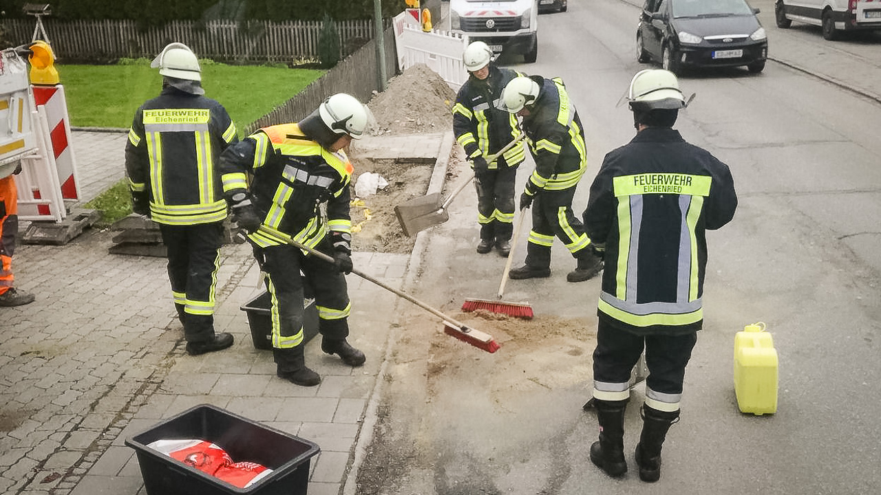 LKW verliert Hydrauliköl