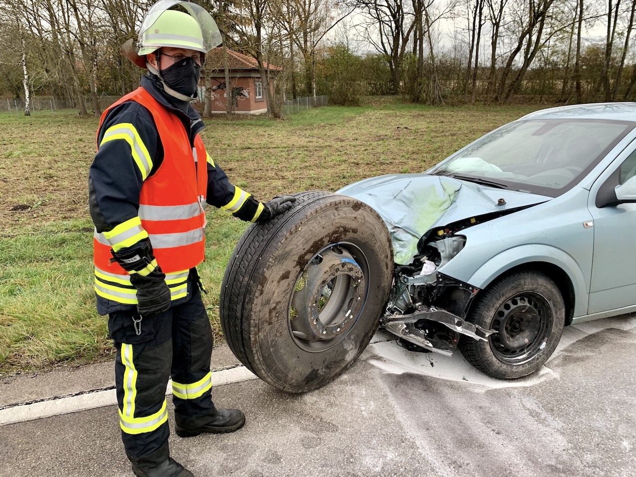 Linienbus verliert Reifen