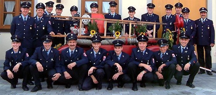 Mitglieder der Feuerwehr Eichenried mit dem alten Pumpenwagerl im Herbst 2003